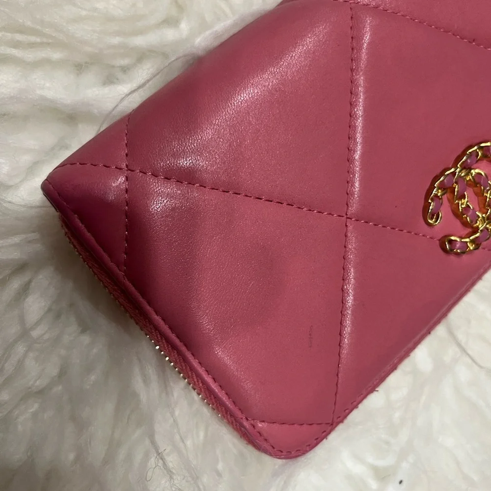 Coveted C 19 Pink Quilted Wallet - Picture 3 of 8